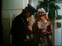 کلاه کوچک صاف او در  ...