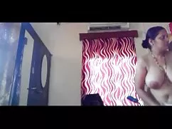 یک متخصص در ماساژ لب ...